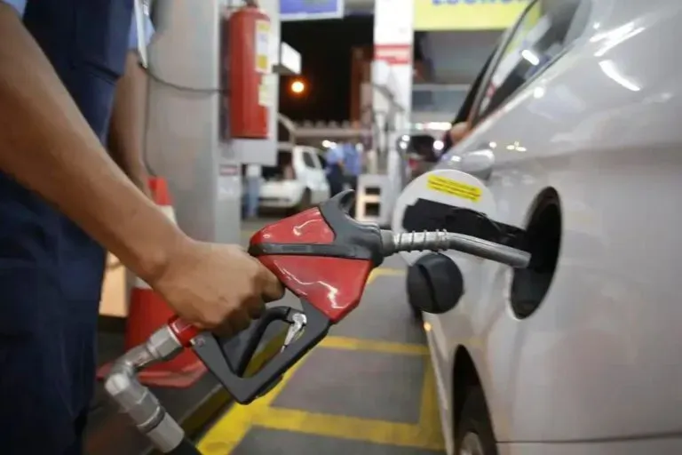 Petrobras anuncia reajuste de preço na gasolina e no gás de cozinha a partir desta terça-feira