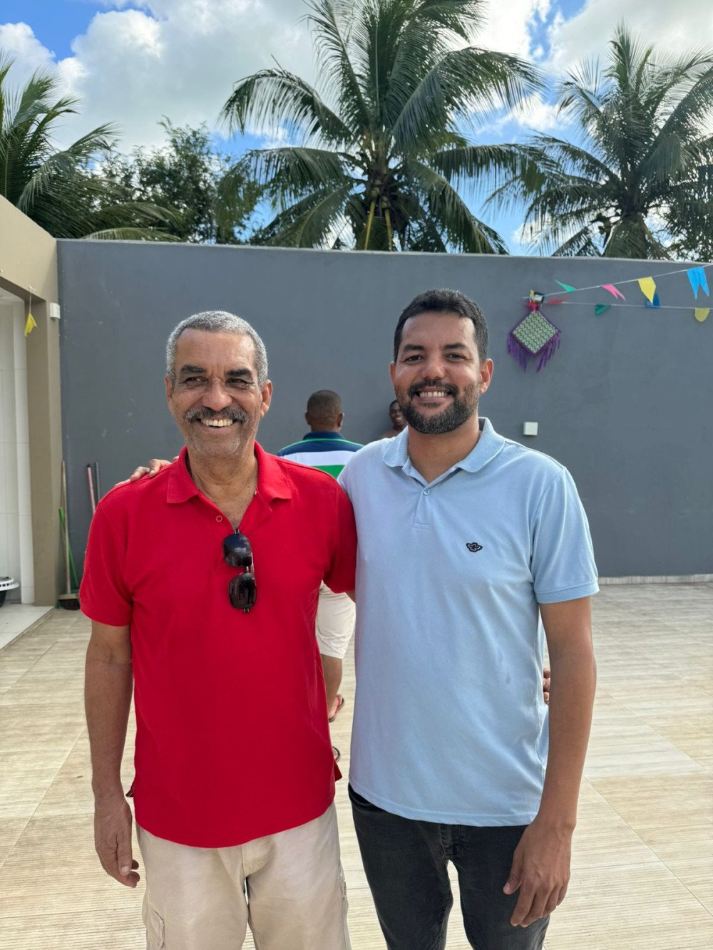 Candeias: Ao lado de Emerson Nino, Carlos Martins recebe amigos em reunião