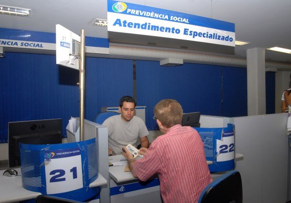 Servidores do INSS entram em greve por tempo indeterminado a partir desta terça (16)