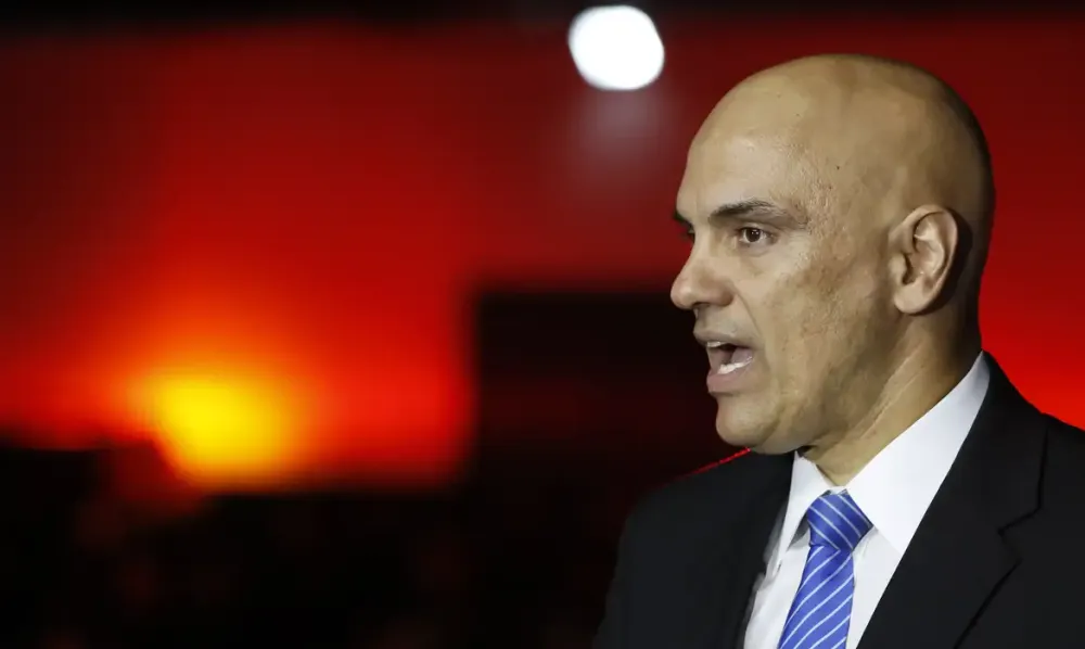 Moraes retira sigilo de áudio de conversa de Bolsonaro