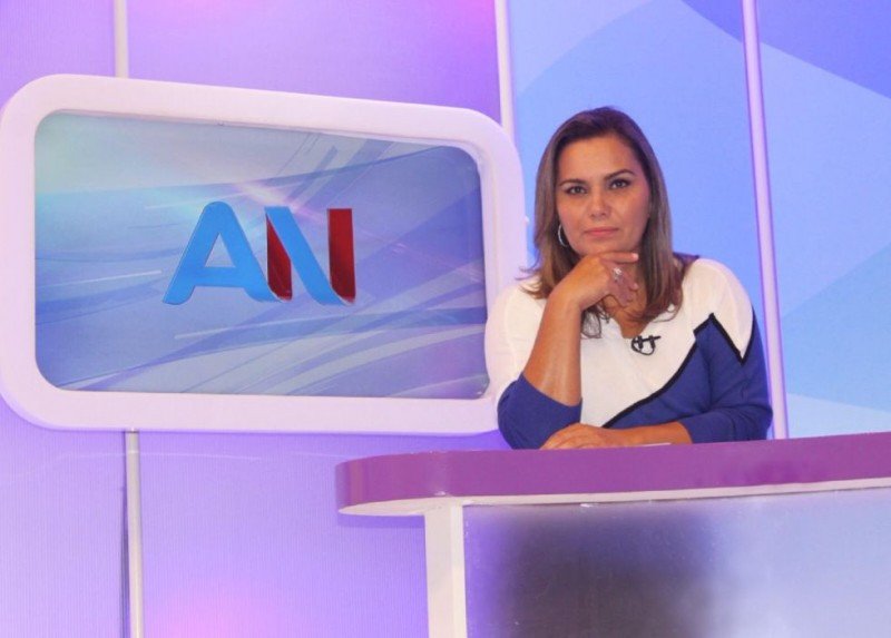 Após 24 anos a frente do principal jornal da TV Aratu, Carla Araújo é demitida