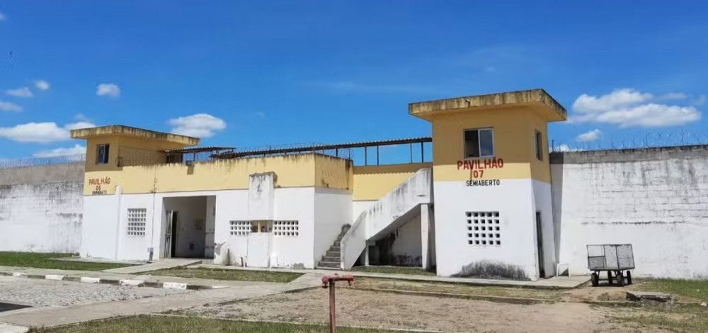 Homem vai à delegacia prestar queixa e acaba preso em Feira de Santana