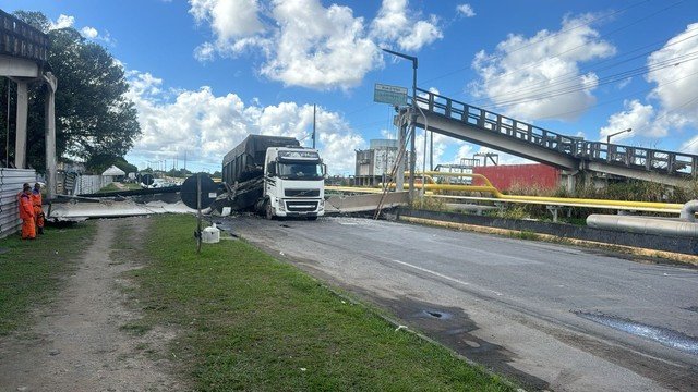 Parte de passarela cai em cima de caçamba na Bahia; motorista esperava sinal abrir e foi surpreendido por queda do equipamento