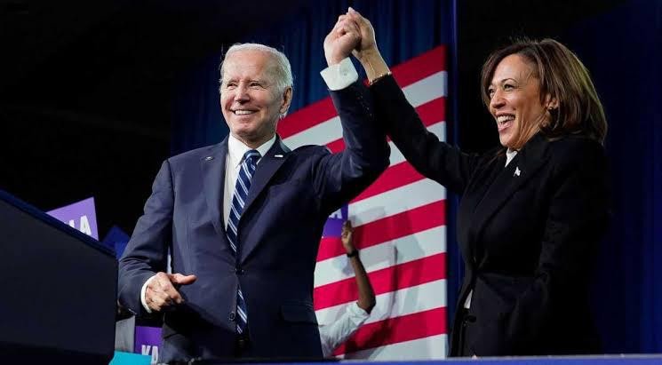 Após desistir da candidatura, Biden declara apoio à Kamala Harris.