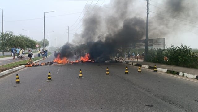 Moradores bloqueiam Avenida Noide Cerqueira e reivindicam instalação de passarela