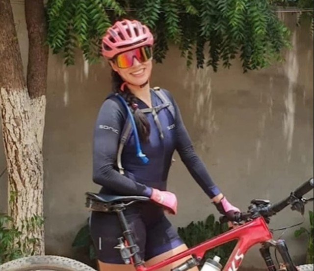 Ciclista bate em carro de som e morre em reta final de prova no oeste da Bahia