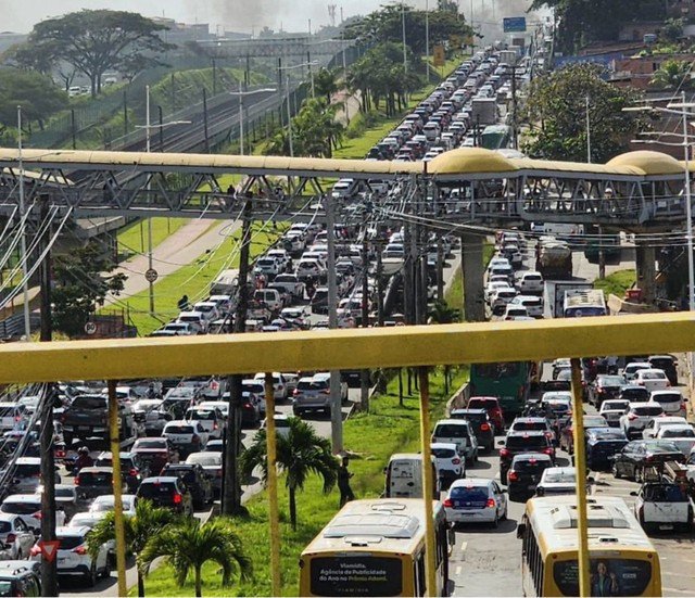 Manifestação causa engarrafamento de 3 km em uma das principais avenidas de Salvador