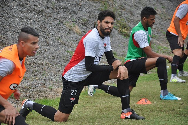 Com reestreia de Wallace, Vitória tenta se reabilitar contra o Palmeiras
