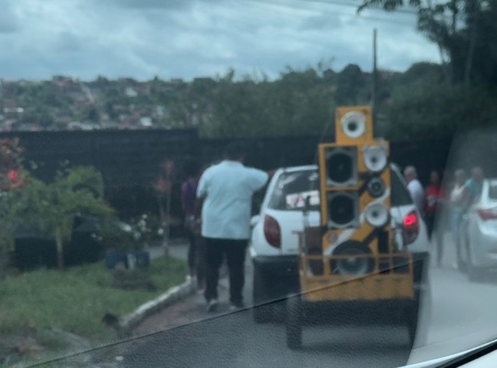 Candeias: Justiça Eleitoral determina que carro de som de pré-candidata Marivalda deixe de tocar jingle que caracteriza campanha antecipada