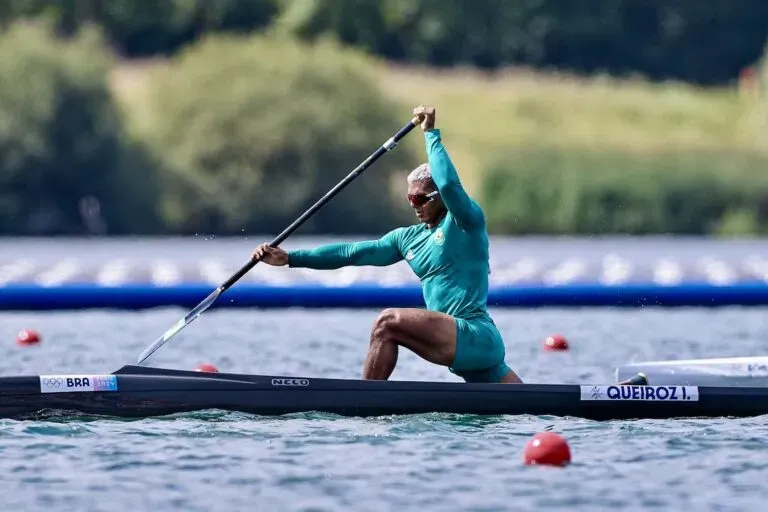 Paris 2024: Baiano Isaquias Queiroz conquista vaga para semifinais da canoagem