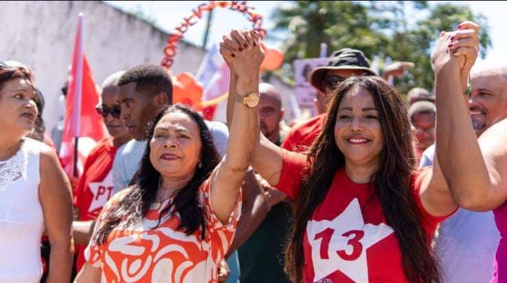 Marivalda e Tonha fazem ‘adesivaço’ pelas ruas do distrito de Passé