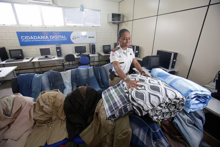 PM entrega agasalhos e alimentos a moradores de rua