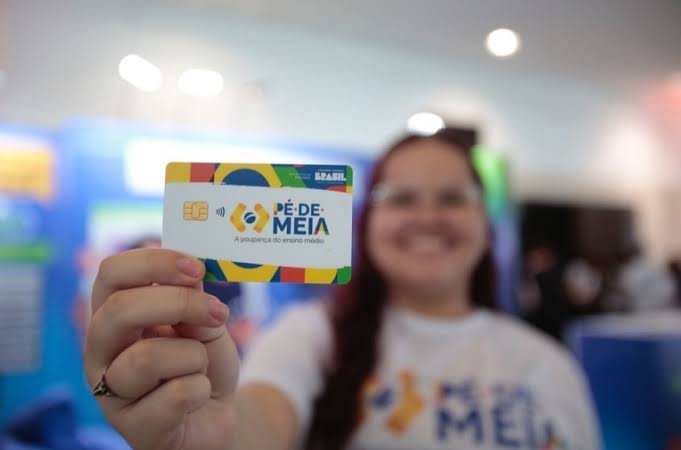 Deputados de direita e oposição vão pedir impeachment de Lula por pagar Pé-de-Meia a estudantes