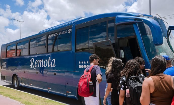 Após demissão em massa, Prefeitura de Camaçari suspende serviço de transporte universitário gratuito