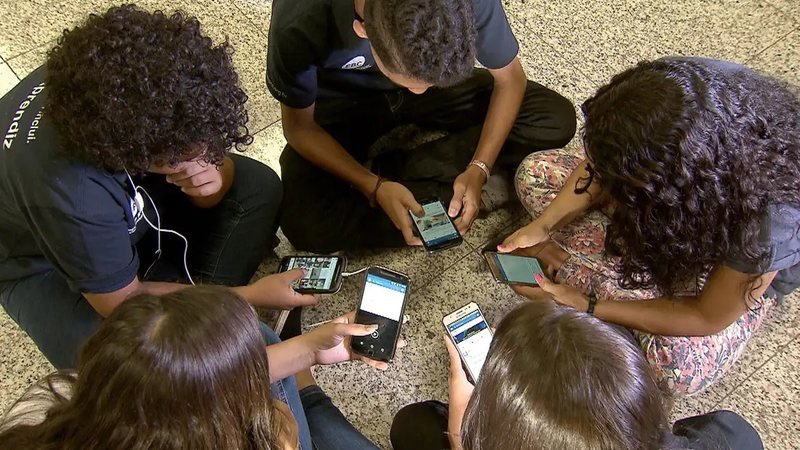 Projeto de Lei quer proibir uso de celular por estudantes da rede pública e privada na Bahia