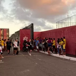 Em Salvador, torcedores não conseguem ver treino da seleção e se revoltam: 'vergonha'