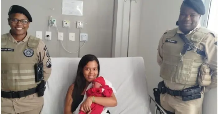 Policiais ajudam mulher a dar à luz dentro de veículo em rodovia de Camaçari