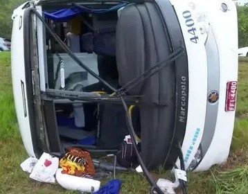 Ônibus que seguia para Salvador tomba e deixa pelo menos 15 feridos na BR-324