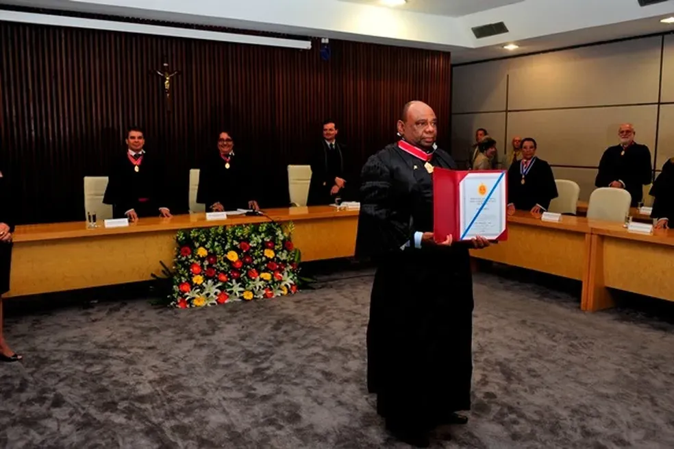 Desembargador que concedeu prisão domiciliar a suspeito de liderar facção criminosa na Bahia é aposentado compulsoriamente