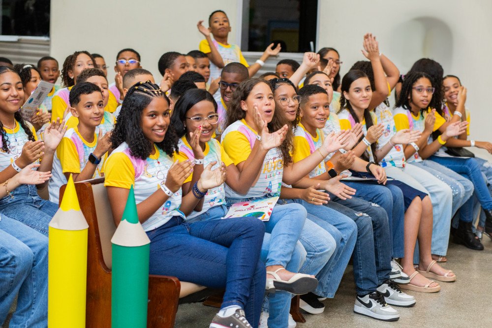 Candeias: Escola Joias de Cristo Realiza Noite de Autógrafos SuperAutor 2024