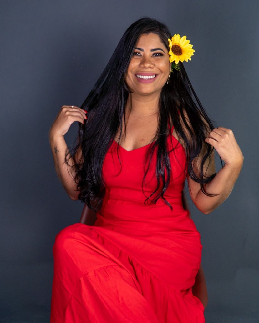 Ingrid Brito lança segundo livro: A Flor que Afaga Minha Alma