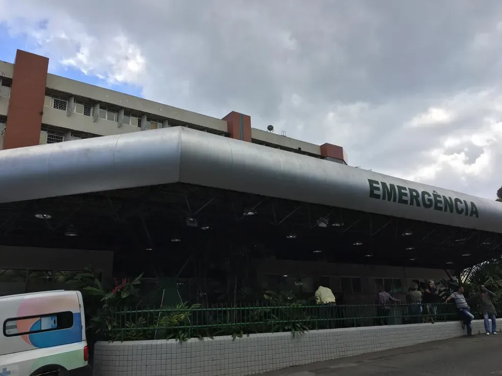 Passageira de ônibus fica gravemente ferida após ter braço atingido por poste em tentativa de selfie na Bahia