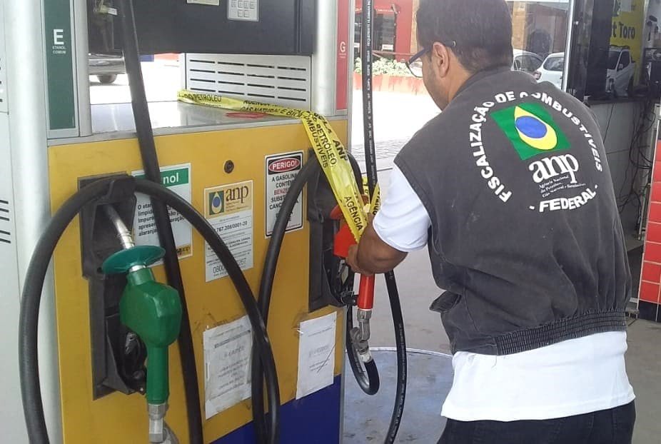 Postos em São Sebastião do Passé e Alagoinhas são interditados por venderem gasolina adulterada