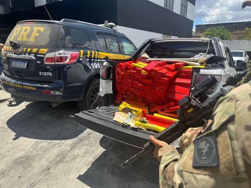 Meia tonelada de maconha é apreendida em caminhonete na BR-116; motorista recebeu R$ 15 mil para transporte da carga