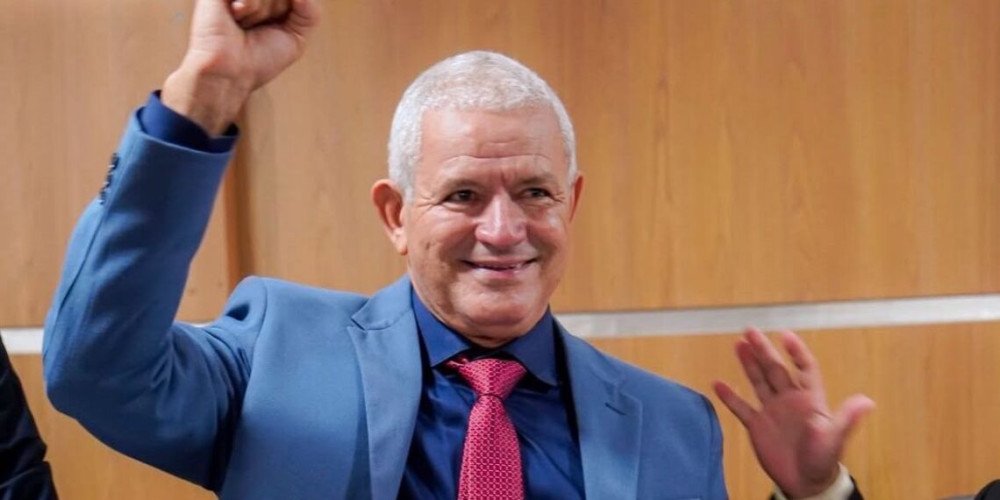 Pequeno Sales toma posse como prefeito de Catu e promete governar para todos