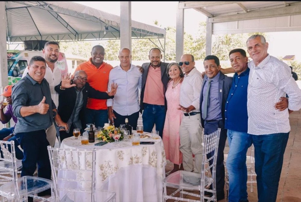 Bastião: Presidente do PT é flagrado em festa de posse de Nilza da Mata e Luciano Lago