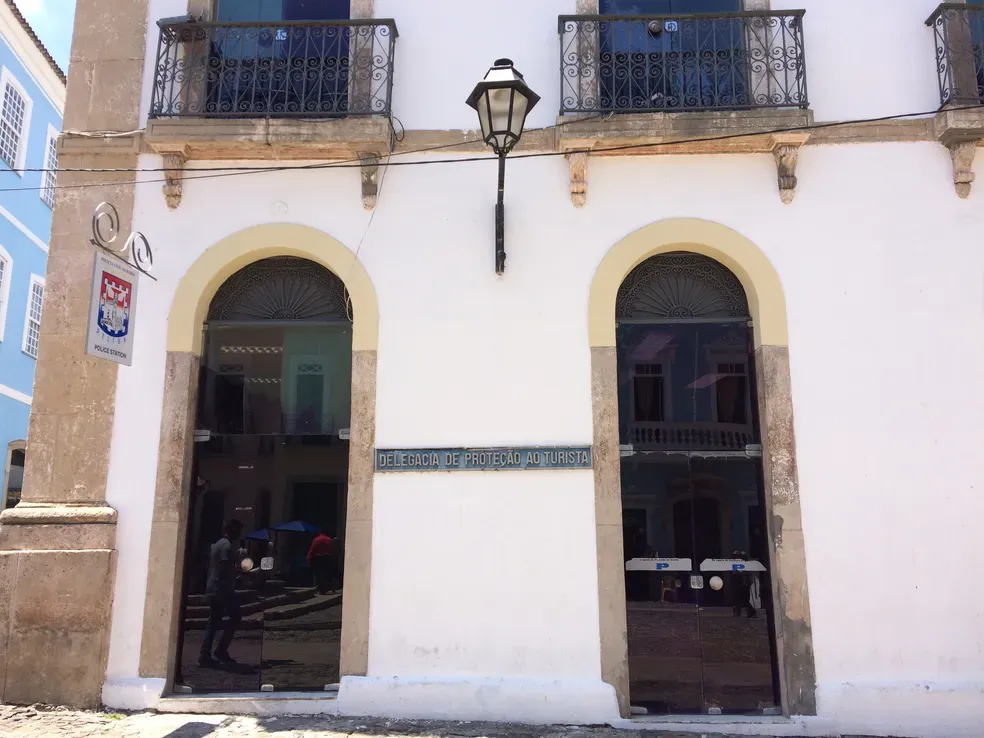 Homem é preso suspeito de importunação sexual após passar mão em corpo de turista suíça em bar de Salvador