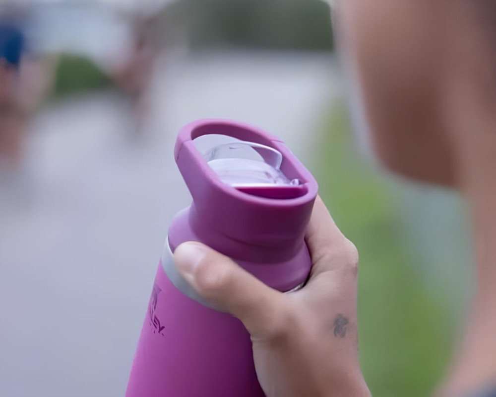 Mulher quase perde a vida ao contrair doença por não lavar garrafa térmica