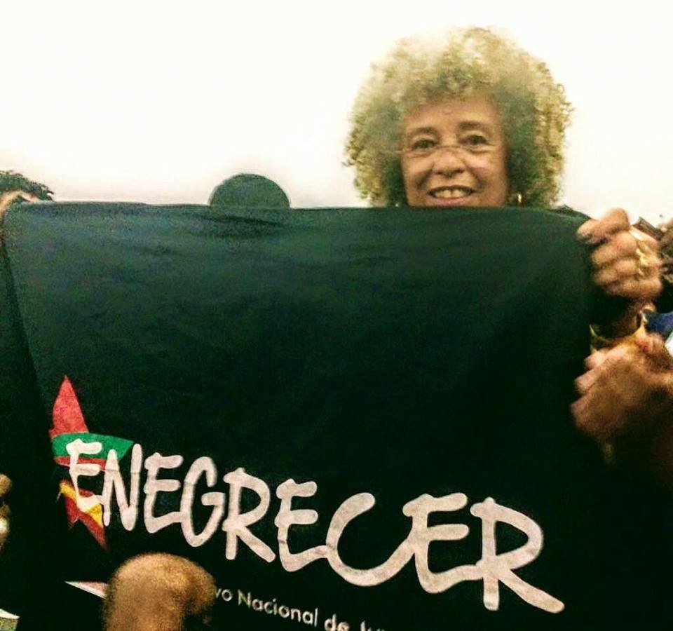 Ativista americana Angela Davis leva multidão para reitoria da UFBA !