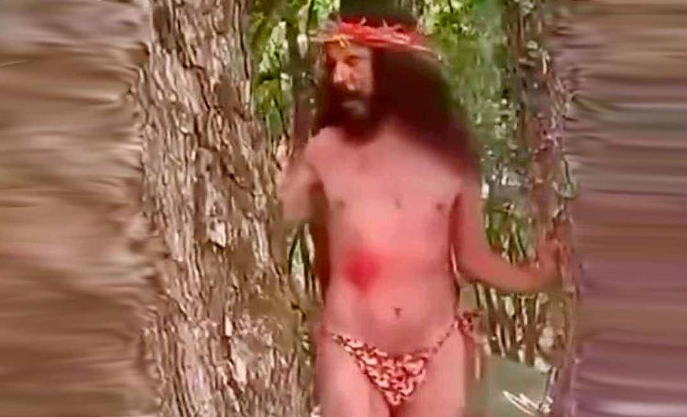 Escárnio! Jesus de tanga fio-dental gera revolta e faz universidade católica receber cobrança no RS