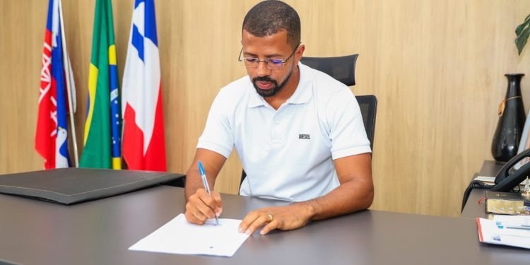 Prefeito sanciona piso nacional dos professores em Candeias