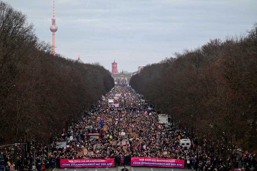 Manifestação contra extrema direita reúne mais de 160 mil pessoas em Berlim
