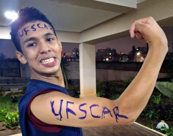 Jovem com paralisia cerebral é aprovado na UFSCar, e vídeo de comemoração viraliza