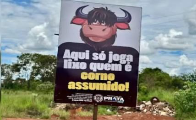 ‘Só joga lixo quem é corno’: Prefeito espalha placas inusitadas para combater descarte irregular