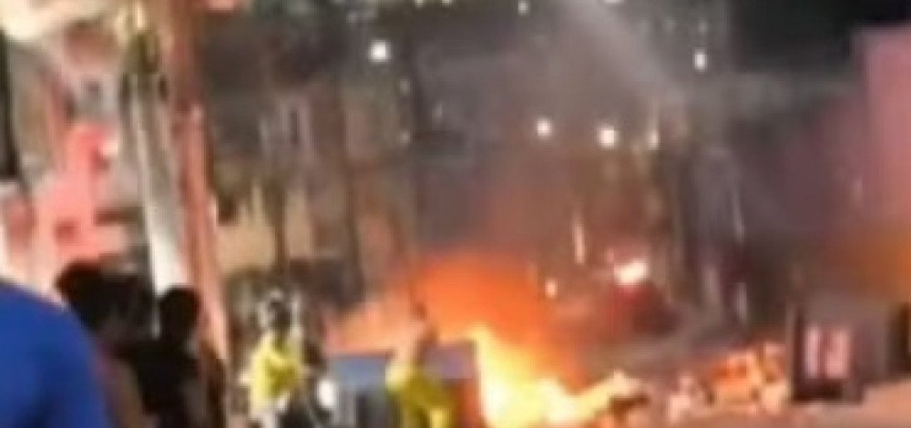 Mulher morre após cair de micro-ônibus em Salvador Moradores acusam o motorista