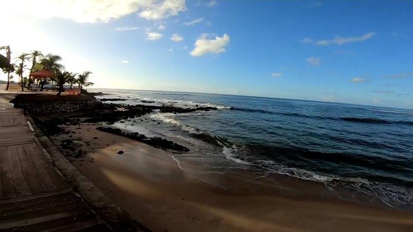Pai tenta salvar o filho em praia de Salvador, mas morre afogado