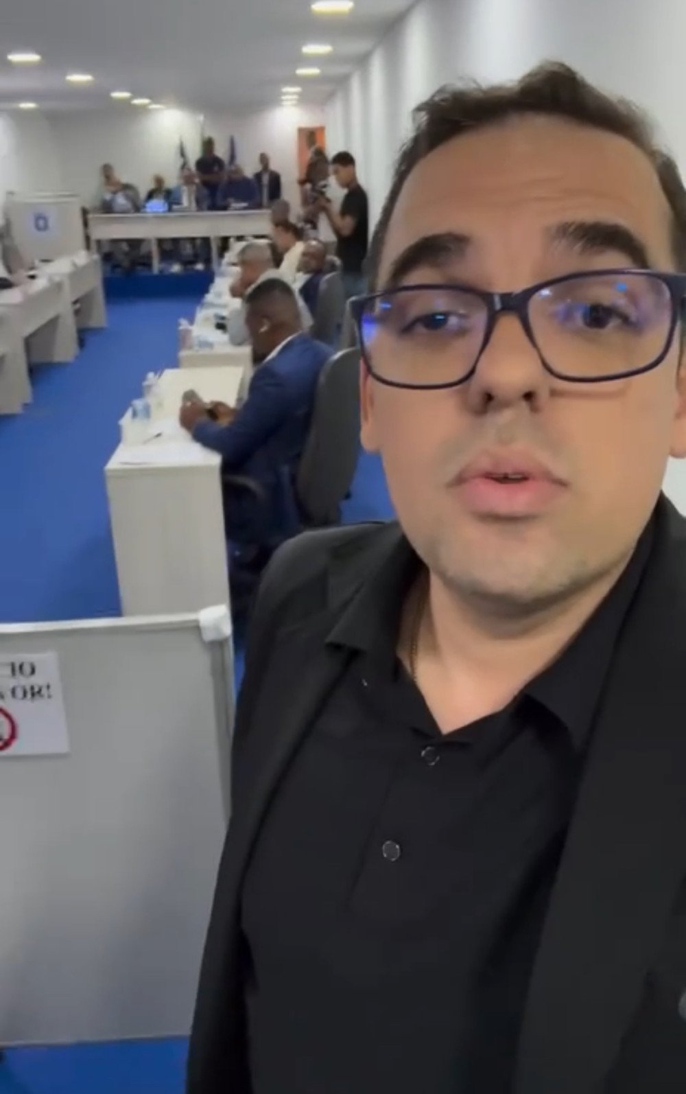 Lauro de Freitas: Vereador Tenóbio acusa presidente da Câmara de cerceamento de sua fala em sessão.