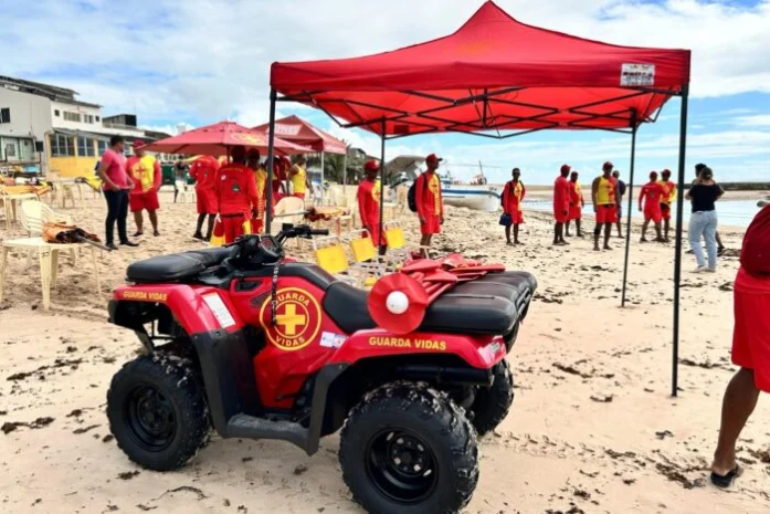 Prefeitura entrega equipamentos para reforçar atuação dos salva-vidas nas praias de Camaçari