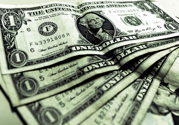 Dólar sobe após liberação de recursos do FGTS para o trabalhador e criação de 100 mil novos empregos no Brasil