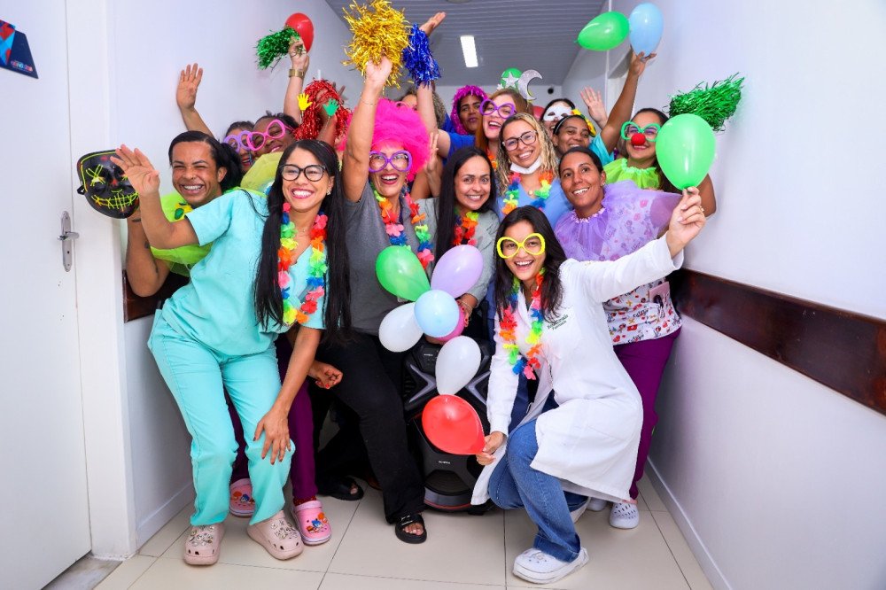 Candeias: Carnaval humanizado leva alegria da avenida para pacientes do Hospital José Mário dos Santos