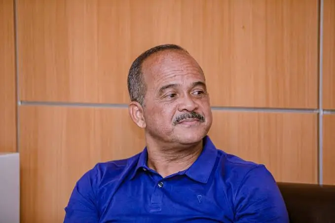 Elinaldo deixa rombo de R$ 1,2 bi e mais de R$ 50 milhões em dívidas sem registro na prefeitura de Camaçari