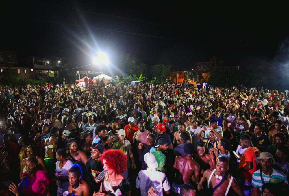 Candeias: Com mistura de ritmos, pagode, samba e arrocha agitam domingo de carnaval
