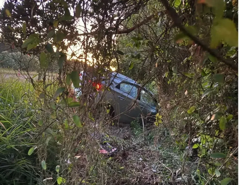 Motorista sofre acidente, sai do carro para pedir socorro e morre atropelada por ônibus