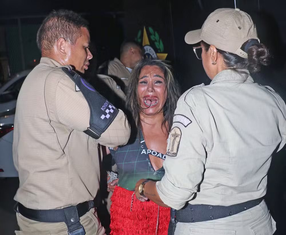 Mulher é presa após atacar pessoas com mordidas em camarote no Sambódromo.