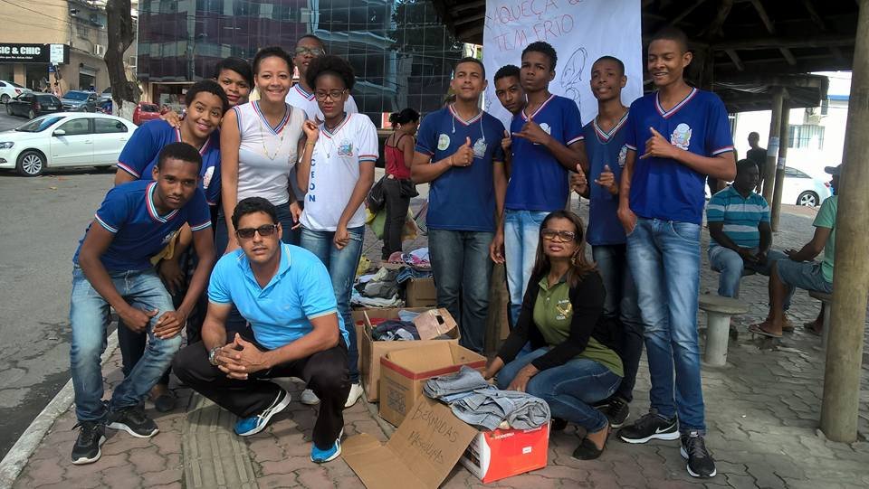 Colégio Ouro Negro realiza entrega de agasalhos para pessoas carentes da cidade !