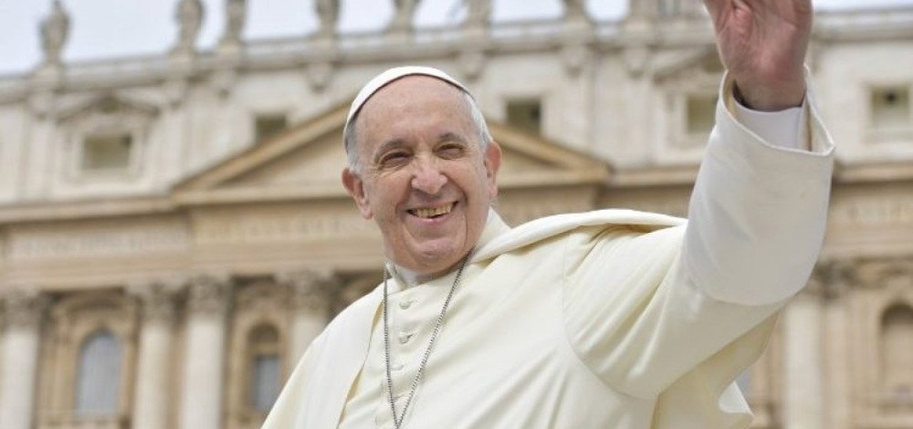 Papa Francisco não está mais em perigo de vida, diz novo boletim médico